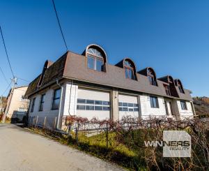 Výhradne ponúkame na predaj priestranný rozostavaný multifunkčný objekt (pôvodne RD) v pokojnej lokalite, v obci Chmelnica