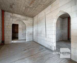 Výhradne ponúkame na predaj priestranný rozostavaný multifunkčný objekt (pôvodne RD) v pokojnej lokalite, v obci Chmelnica