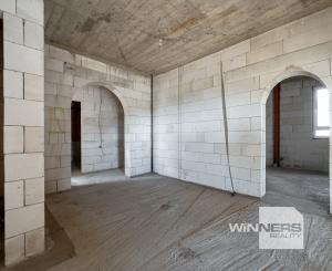 Výhradne ponúkame na predaj priestranný rozostavaný multifunkčný objekt (pôvodne RD) v pokojnej lokalite, v obci Chmelnica