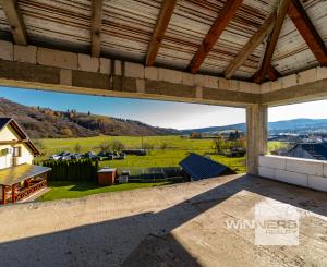 Výhradne ponúkame na predaj priestranný rozostavaný multifunkčný objekt (pôvodne RD) v pokojnej lokalite, v obci Chmelnica