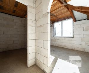 Výhradne ponúkame na predaj priestranný rozostavaný multifunkčný objekt (pôvodne RD) v pokojnej lokalite, v obci Chmelnica