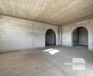 Výhradne ponúkame na predaj priestranný rozostavaný multifunkčný objekt (pôvodne RD) v pokojnej lokalite, v obci Chmelnica