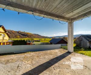 Výhradne ponúkame na predaj priestranný rozostavaný multifunkčný objekt (pôvodne RD) v pokojnej lokalite, v obci Chmelnica