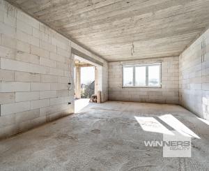 Výhradne ponúkame na predaj priestranný rozostavaný multifunkčný objekt (pôvodne RD) v pokojnej lokalite, v obci Chmelnica