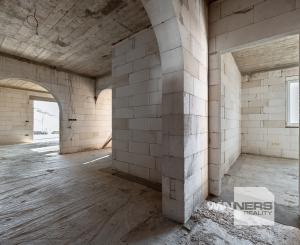 Výhradne ponúkame na predaj priestranný rozostavaný multifunkčný objekt (pôvodne RD) v pokojnej lokalite, v obci Chmelnica