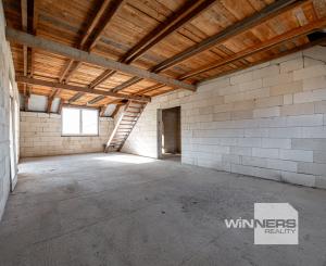 Výhradne ponúkame na predaj priestranný rozostavaný multifunkčný objekt (pôvodne RD) v pokojnej lokalite, v obci Chmelnica