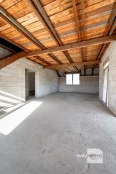 Výhradne ponúkame na predaj priestranný rozostavaný multifunkčný objekt (pôvodne RD) v pokojnej lokalite, v obci Chmelnica