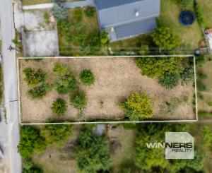 Ponúkam Vám na predaj stavebný pozemok v obci Hrašovík, ktorý je umiestnený v zastavanej časti s asfaltovou prístupovou cestou.