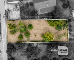 Ponúkam Vám na predaj stavebný pozemok v obci Hrašovík, ktorý je umiestnený v zastavanej časti s asfaltovou prístupovou cestou.