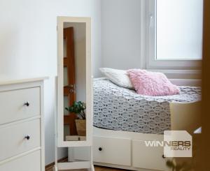 Na predaj vkusne zrekonštruovaný 3-izbový byt s lodžiou na Magurskej ulici v Sásovej, Banská Bystrica