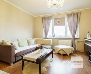 Na predaj vkusne zrekonštruovaný 3-izbový byt s lodžiou na Magurskej ulici v Sásovej, Banská Bystrica