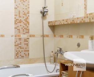 Na predaj vkusne zrekonštruovaný 3-izbový byt s lodžiou na Magurskej ulici v Sásovej, Banská Bystrica