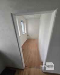 Exkluzívna ponuka! Ponúkam na prenájom obchodný priestor vhodný na podnikanie a prevádzku v centre mesta Poprad, ul. J. Curieho