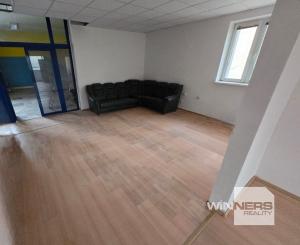 Exkluzívna ponuka! Ponúkam na prenájom obchodný priestor vhodný na podnikanie a prevádzku v centre mesta Poprad, ul. J. Curieho