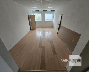 Exkluzívna ponuka! Ponúkam na prenájom obchodný priestor vhodný na podnikanie a prevádzku v centre mesta Poprad, ul. J. Curieho