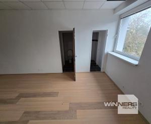 Exkluzívna ponuka! Ponúkam na prenájom obchodný priestor vhodný na podnikanie a prevádzku v centre mesta Poprad, ul. J. Curieho