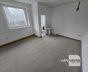 Exkluzívna ponuka! Ponúkam na prenájom obchodný priestor vhodný na podnikanie a prevádzku v centre mesta Poprad, ul. J. Curieho