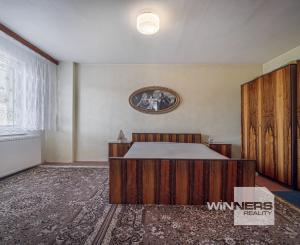 Starší rodinný dom na predaj – tichá lokalita Kravany, blízko Popradu !