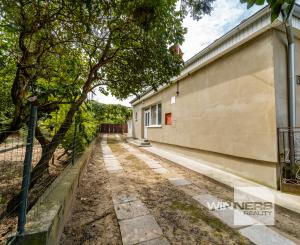 EXKLUZÍVNE vám ponúkame na predaj útulný 4 izbový rodinný dom s príslušenstvom a so slnečným pozemkom v obci Kapoňa (okr.Trebišov)