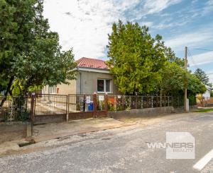 EXKLUZÍVNE vám ponúkame na predaj útulný 4 izbový rodinný dom s príslušenstvom a so slnečným pozemkom v obci Kapoňa (okr.Trebišov)