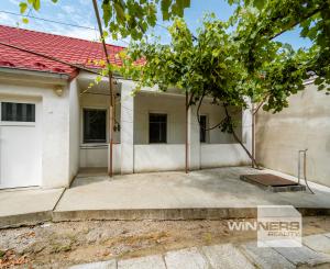 EXKLUZÍVNE vám ponúkame na predaj útulný 4 izbový rodinný dom s príslušenstvom a so slnečným pozemkom v obci Kapoňa (okr.Trebišov)