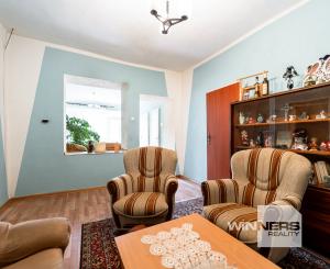 EXKLUZÍVNE vám ponúkame na predaj útulný 4 izbový rodinný dom s príslušenstvom a so slnečným pozemkom v obci Kapoňa (okr.Trebišov)