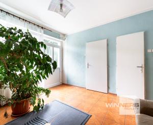 EXKLUZÍVNE vám ponúkame na predaj útulný 4 izbový rodinný dom s príslušenstvom a so slnečným pozemkom v obci Kapoňa (okr.Trebišov)