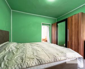 EXKLUZÍVNE vám ponúkame na predaj útulný 4 izbový rodinný dom s príslušenstvom a so slnečným pozemkom v obci Kapoňa (okr.Trebišov)