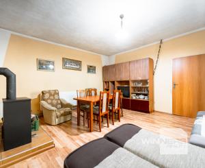 EXKLUZÍVNE vám ponúkame na predaj útulný 4 izbový rodinný dom s príslušenstvom a so slnečným pozemkom v obci Kapoňa (okr.Trebišov)