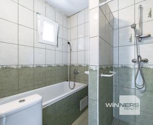 EXKLUZÍVNE vám ponúkame na predaj útulný 4 izbový rodinný dom s príslušenstvom a so slnečným pozemkom v obci Kapoňa (okr.Trebišov)