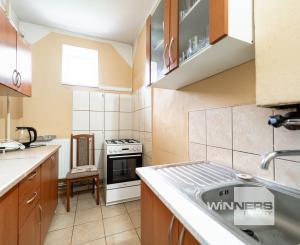 EXKLUZÍVNE vám ponúkame na predaj útulný 4 izbový rodinný dom s príslušenstvom a so slnečným pozemkom v obci Kapoňa (okr.Trebišov)