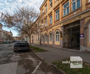 Staromestský 3-izbový byt s vysokými stropmi a parkovaním – centrum Košíc