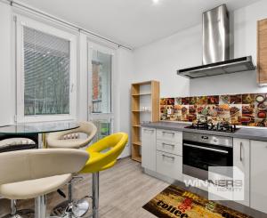 REZERVOVANÉ - Na predaj kompletne zrekonštruovaný 4-izbový byt, 93,30 m2, Lipského ulica, Bratislava-Dúbravka