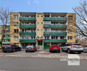 REZERVOVANÉ - Na predaj kompletne zrekonštruovaný 4-izbový byt, 93,30 m2, Lipského ulica, Bratislava-Dúbravka