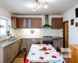 Exkluzívne na predaj rodinný dom s veľkým pozemkom – Sečovce, ul. Mostová