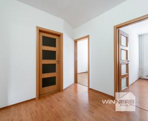 Ponúkame na PREDAJ priestranný 3-izbový byt na sídlisku 1.Mája vo Vranove nad Topľou