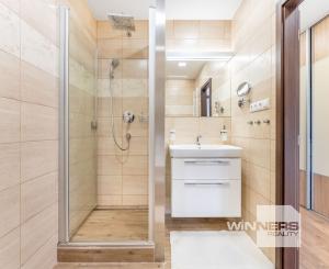 EXKLUZÍVNE: TROJIZBOVÝ VEĽKOMETRÁŽNY BYT V SKALICI