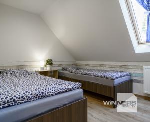 REZERVOVANÉ - Na predaj rodinný dom po kompletnej rekonštrukcii pri Kolpašskom jazere, Banský Studenec - Kolpachy, okres Banská Štiavnica