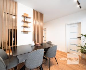 Ponúkame Vám novozrekonštruovaný 4i byt s loggiou na 5. poschodí pri Novej nemocnici.