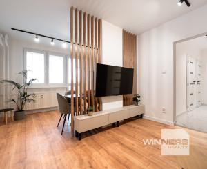 Ponúkame Vám novozrekonštruovaný 4i byt s loggiou na 5. poschodí pri Novej nemocnici.