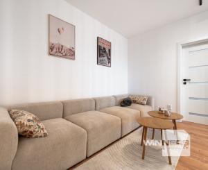 Ponúkame Vám novozrekonštruovaný 4i byt s loggiou na 5. poschodí pri Novej nemocnici.