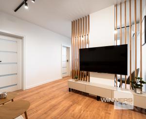 Ponúkame Vám novozrekonštruovaný 4i byt s loggiou na 5. poschodí pri Novej nemocnici.