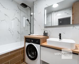 Ponúkame Vám novozrekonštruovaný 4i byt s loggiou na 5. poschodí pri Novej nemocnici.