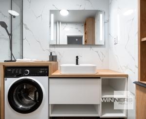 Ponúkame Vám novozrekonštruovaný 4i byt s loggiou na 5. poschodí pri Novej nemocnici.