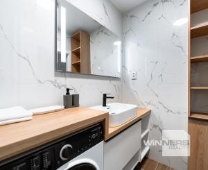 Ponúkame Vám novozrekonštruovaný 4i byt s loggiou na 5. poschodí pri Novej nemocnici.