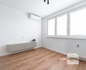 Ponúkame Vám novozrekonštruovaný 4i byt s loggiou na 5. poschodí pri Novej nemocnici.