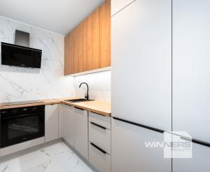 Ponúkame Vám novozrekonštruovaný 4i byt s loggiou na 5. poschodí pri Novej nemocnici.