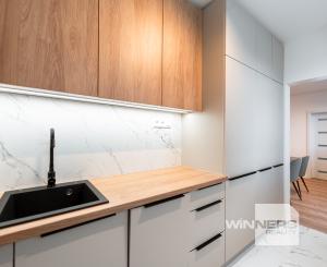 Ponúkame Vám novozrekonštruovaný 4i byt s loggiou na 5. poschodí pri Novej nemocnici.