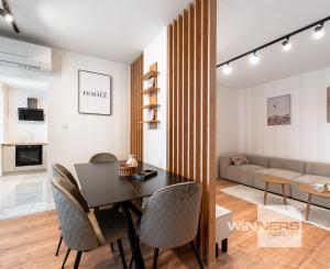 Ponúkame Vám novozrekonštruovaný 4i byt s loggiou na 5. poschodí pri Novej nemocnici.