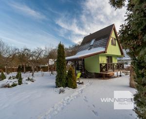 Ponúkame Vám na predaj krásnu murovanú dvojpodlažnú chatu v Košickej Novej Vsi.
